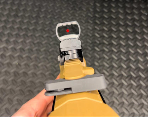 Lightweight reflex sight with customizable reticle options for rapid target acquisition