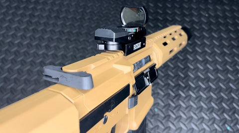 Tactical reflex optic with four selectable aiming patterns and brightness control